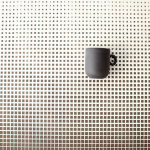 Noir, šolja i tacna