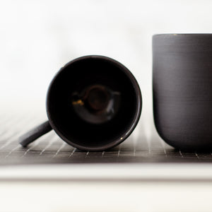 Noir, šolja i tacna