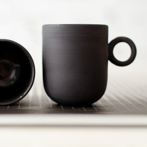 Noir, šolja i tacna