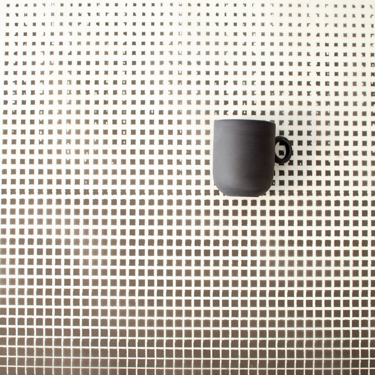 Noir, šolja i tacna