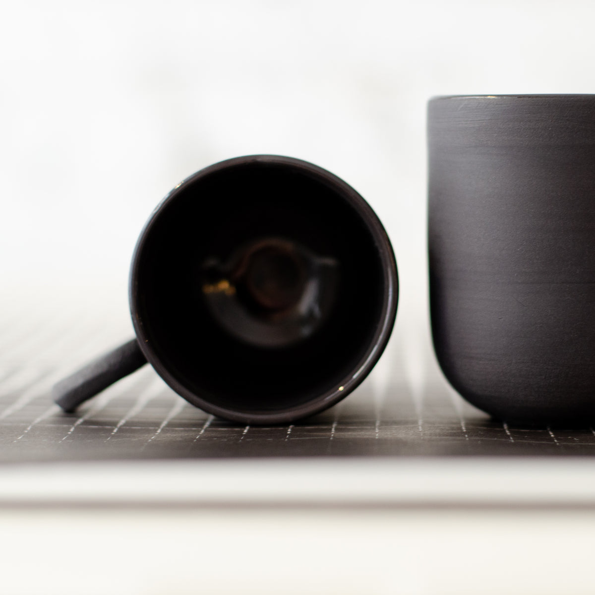 Noir, šolja i tacna