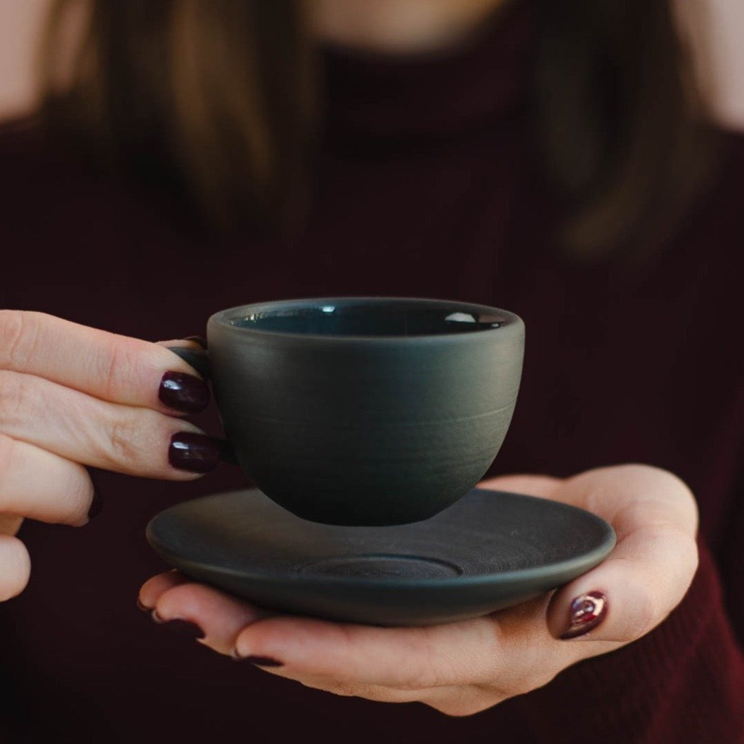 Ugljen-siva šolja sa tacnicom, dve veličine - demi-tasse